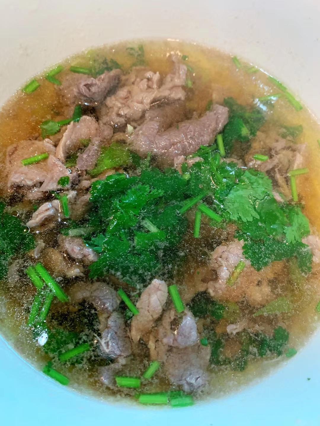 舌尖上的暖意 生滚牛肉汤的至鲜之味